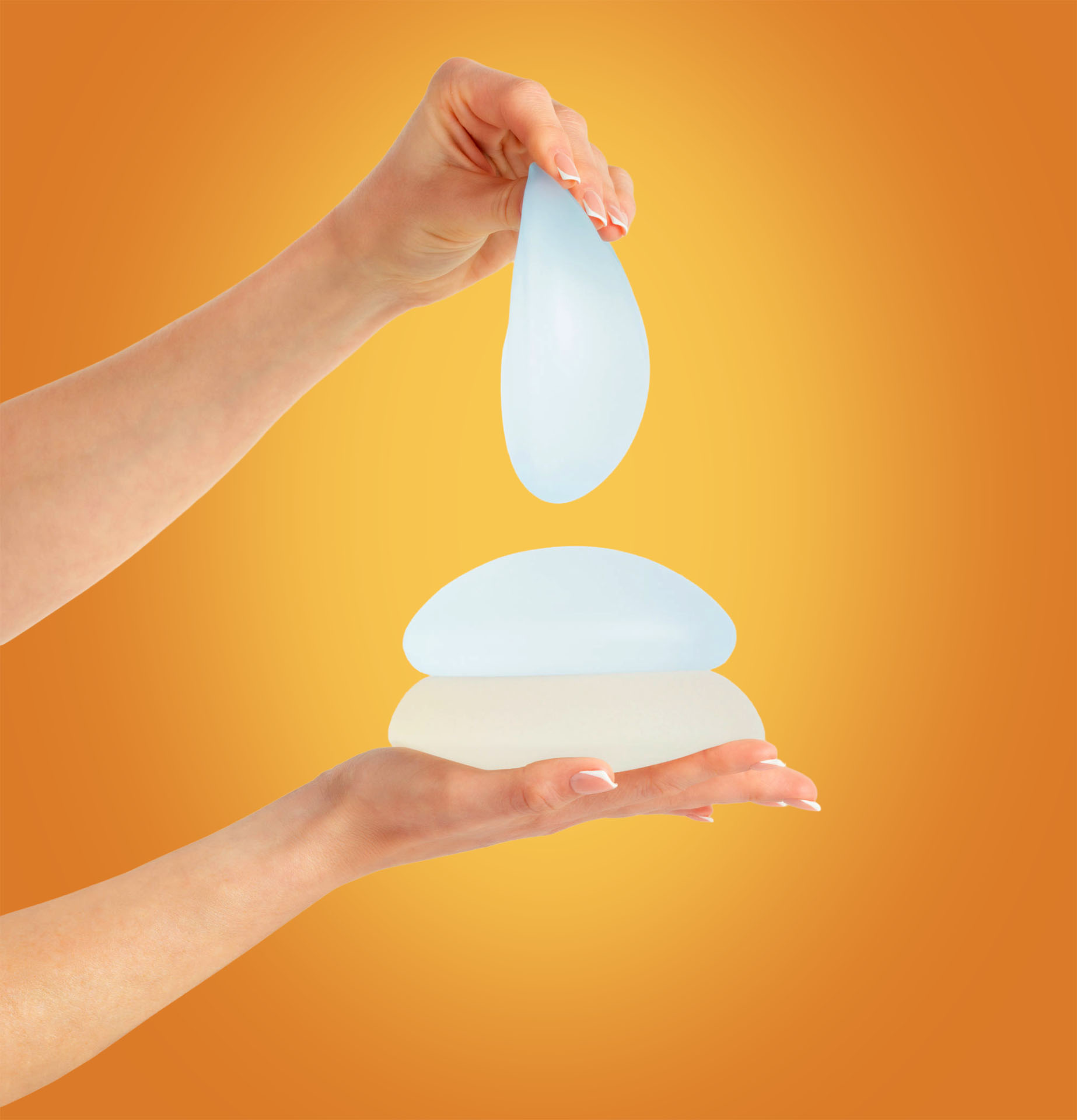 Implants mammaires en silicone présentés par un chirurgien esthétique à Lyon